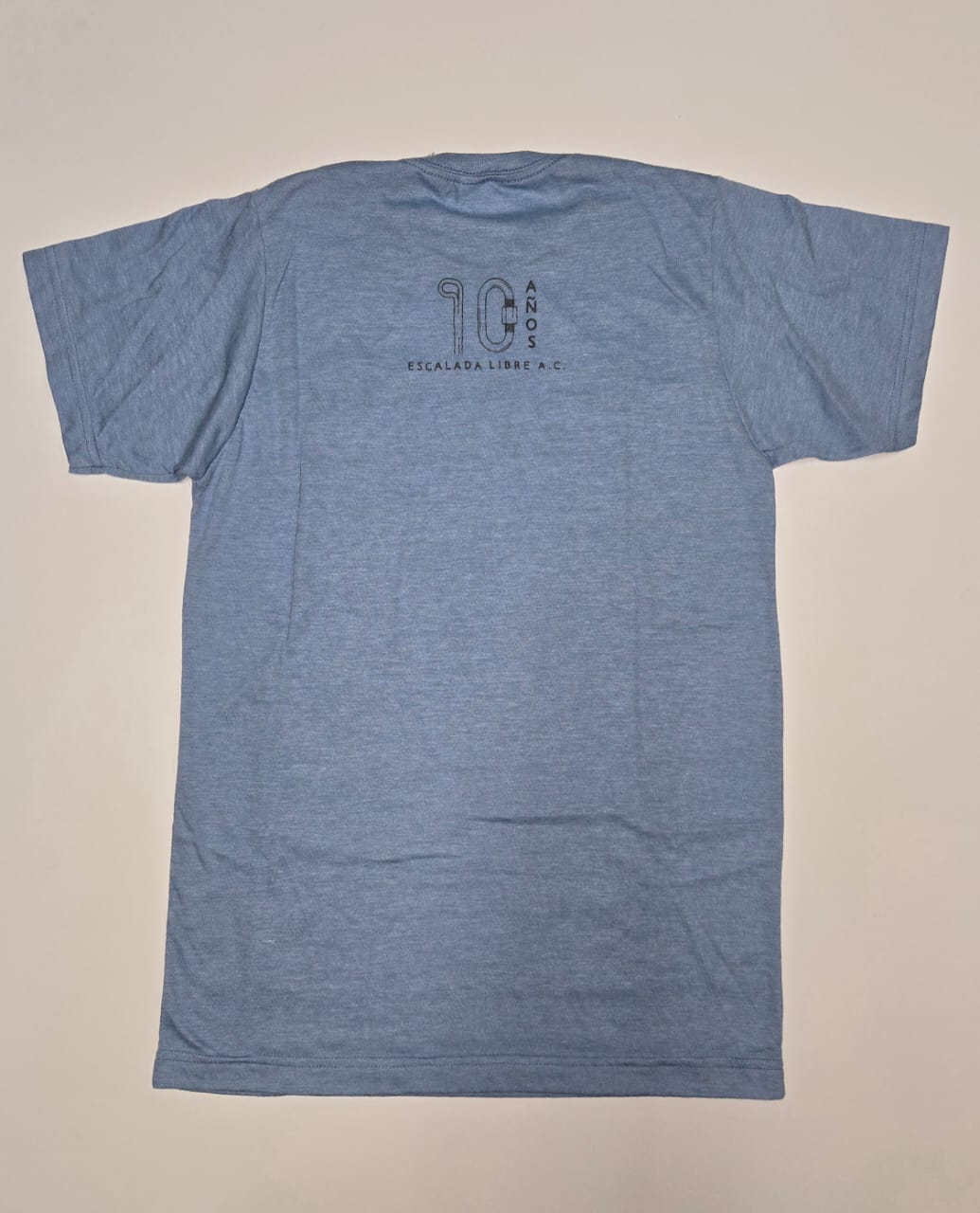 Playera Hombre 10mo. aniversario Celeste imagen 2