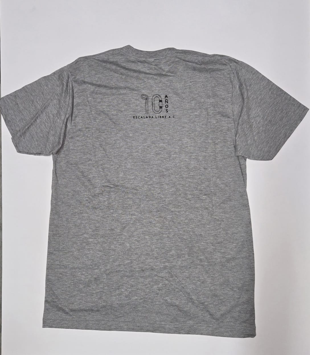 Playera Hombre 10mo. aniversario Gris imagen 2